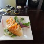 Een hapje tussen het proeven door